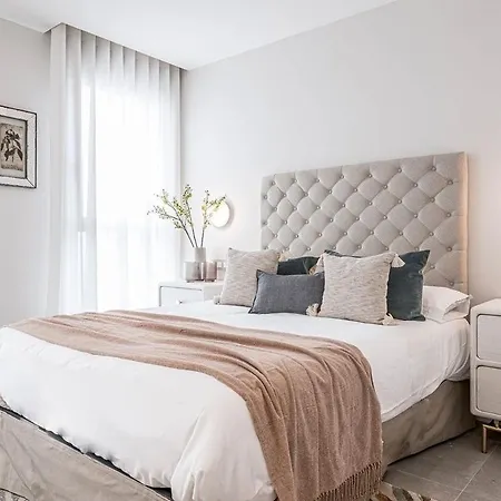 Morden 2br With Views Apartment *
