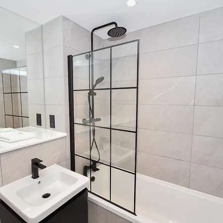 Modern 2 Bed Flat In W Balcony Manchester