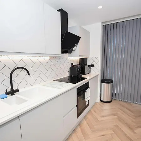 Modern 2 Bed Flat In W Balcony Manchester