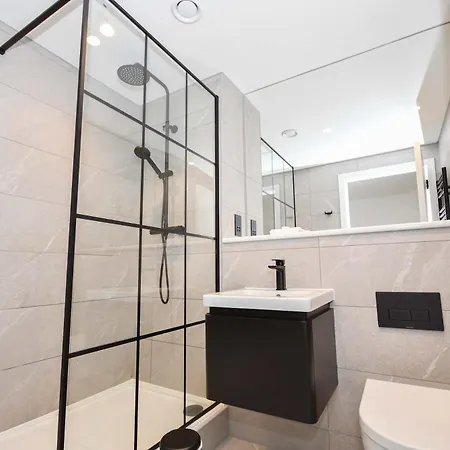 Modern 2 Bed Flat In W Balcony