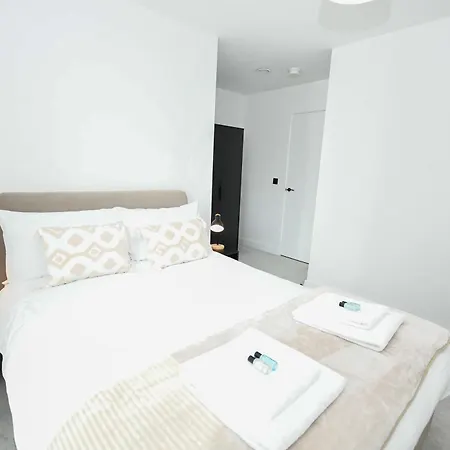 Modern 2 Bed Flat In W Balcony *