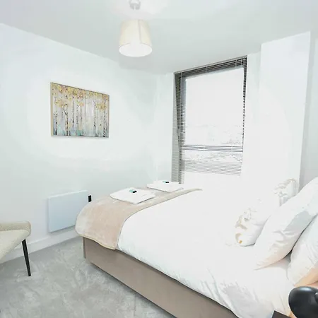 Modern 2 Bed Flat In W Balcony Manchester