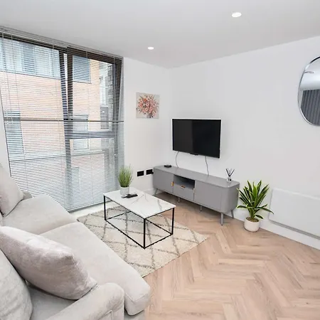Modern 2 Bed Flat In W Balcony * Manchester