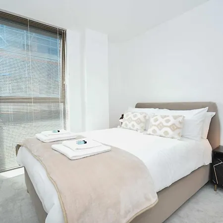 Modern 2 Bed Flat In W Balcony