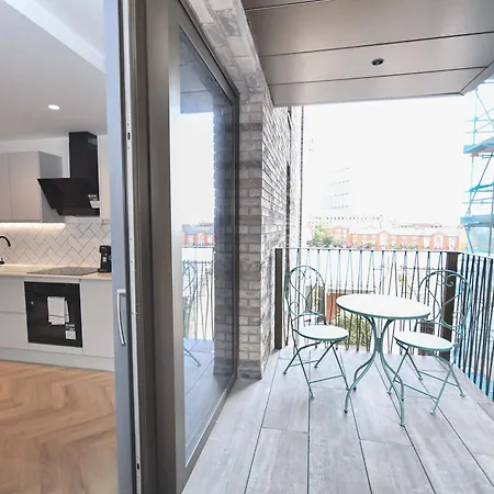 Modern 2 Bed Flat In W Balcony Apartmán *
