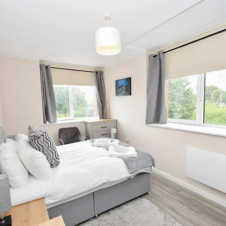 Lovely 2 Bedroom In Salford