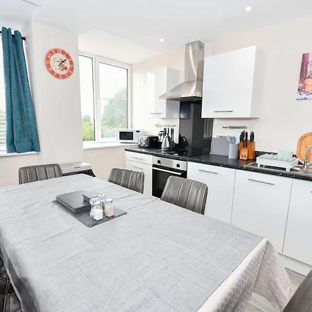 Lovely 2 Bedroom In Salford *