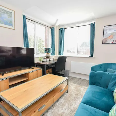 Lovely 2 Bedroom In Salford *