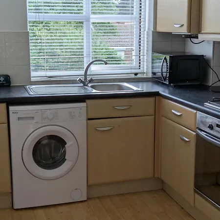Comfortable And Peaceful 2 Bedroom Flat With Shared Bathroom And Kitchen Close To Airport * Mánchester