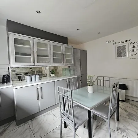 Stylish 5-bed With Free Parking Sleeps 12! Semesterbostad *