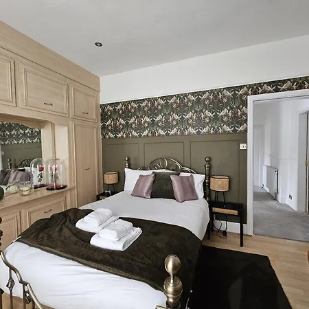בית נופש Stylish 5-bed With Free Parking Sleeps 12! *