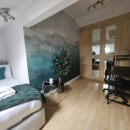 Stylish 5-bed With Free Parking Sleeps 12! * Manchester