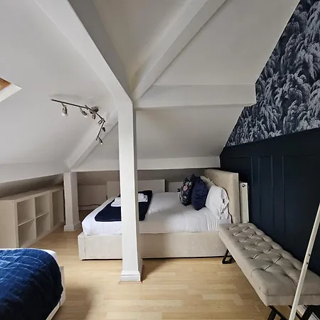 Stylish 5-bed With Free Parking Sleeps 12! Semesterbostad *