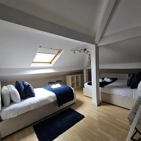 Stylish 5-bed With Free Parking Sleeps 12! *