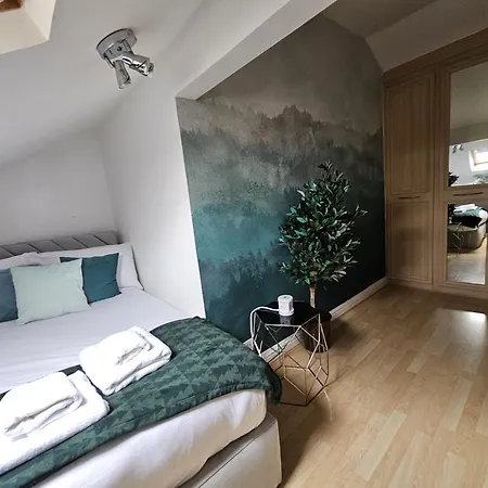 Stylish 5-bed With Free Parking Sleeps 12! בית נופש
