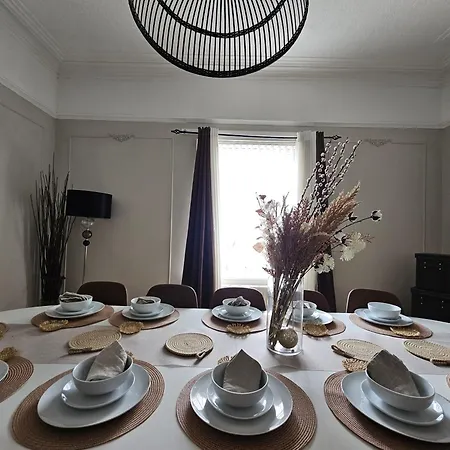 Stylish 5-bed With Free Parking Sleeps 12! Semesterbostad *