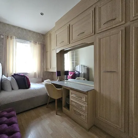 בית נופש Stylish 5-bed With Free Parking Sleeps 12! *