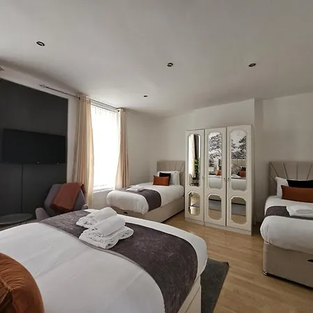 Semesterbostad Stylish 5-bed With Free Parking Sleeps 12! Manchester