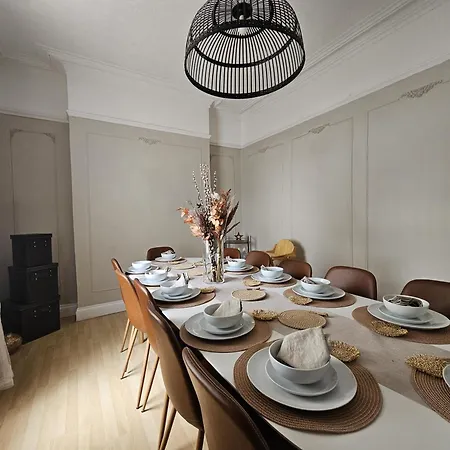 Stylish 5-bed With Free Parking Sleeps 12! בית נופש *