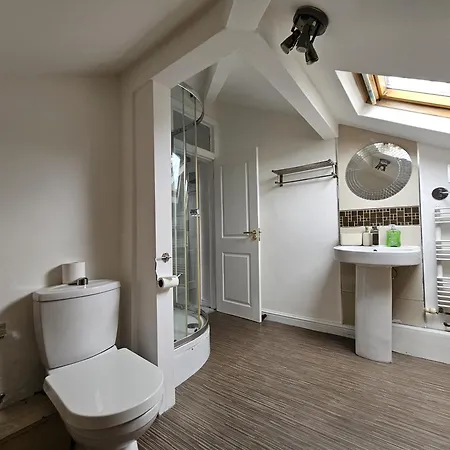 Stylish 5-bed With Free Parking Sleeps 12! מנצ'סטר