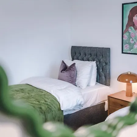 Big Mcr 5-bedroom Contractor House Sleeps 8 With Parking By Purestay * Manchester