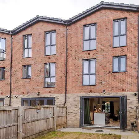 Casa de Férias Big Mcr 5-bedroom Contractor House Sleeps 8 With Parking By Purestay *