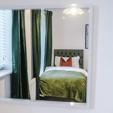 Big Mcr 5-bedroom Contractor House Sleeps 8 With Parking By Purestay Casa de Férias