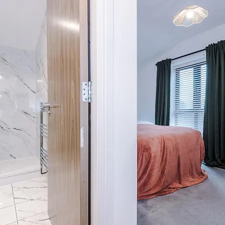 Big Mcr 5-bedroom Contractor House Sleeps 8 With Parking By Purestay Holiday home *