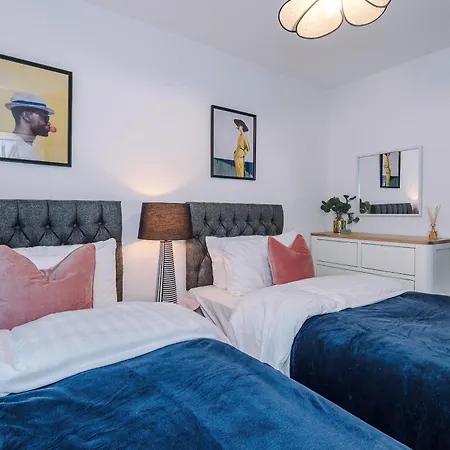 Holiday home Big Mcr 5-bedroom Contractor House Sleeps 8 With Parking By Purestay *