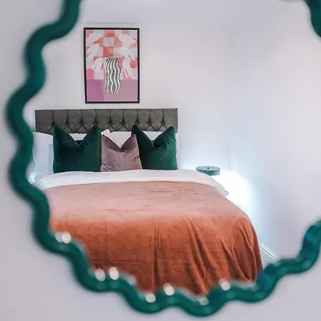 Big Mcr 5-bedroom Contractor House Sleeps 8 With Parking By Purestay *