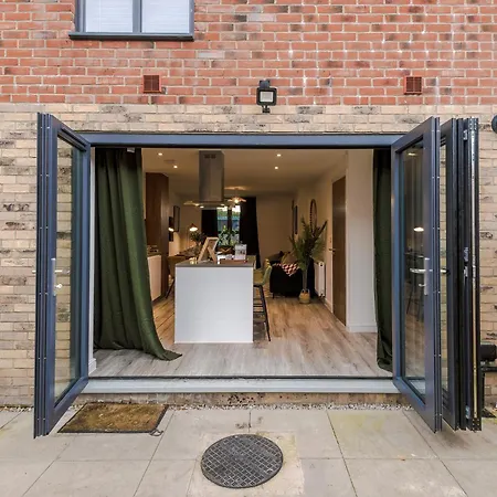 Big Mcr 5-bedroom Contractor House Sleeps 8 With Parking By Purestay *
