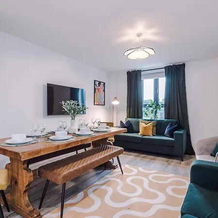 Holiday home Big Mcr 5-bedroom Contractor House Sleeps 8 With Parking By Purestay *