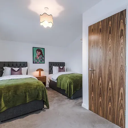 Holiday home Big Mcr 5-bedroom Contractor House Sleeps 8 With Parking By Purestay Manchester