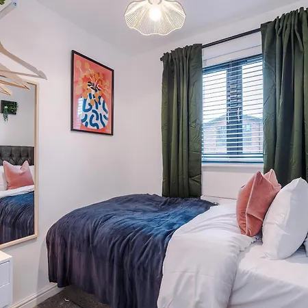 Casa de Férias Big Mcr 5-bedroom Contractor House Sleeps 8 With Parking By Purestay