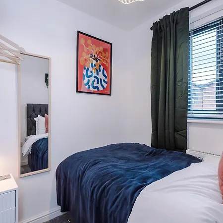 Big Mcr 5-bedroom Contractor House Sleeps 8 With Parking By Purestay