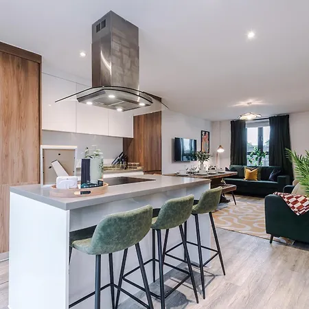 Holiday home Big Mcr 5-bedroom Contractor House Sleeps 8 With Parking By Purestay