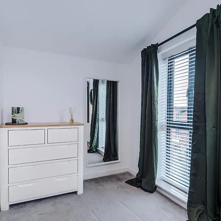 Big Mcr 5-bedroom Contractor House Sleeps 8 With Parking By Purestay