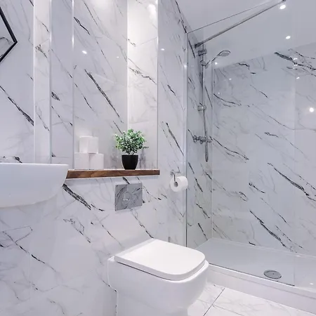 Big Mcr 5-bedroom Contractor House Sleeps 8 With Parking By Purestay Casa de Férias