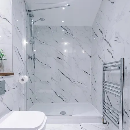 Holiday home Big Mcr 5-bedroom Contractor House Sleeps 8 With Parking By Purestay Manchester