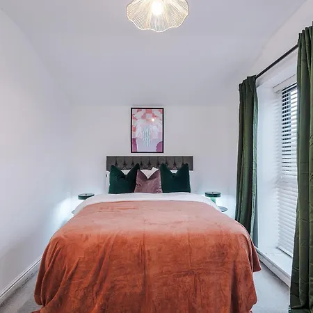 Big Mcr 5-bedroom Contractor House Sleeps 8 With Parking By Purestay *