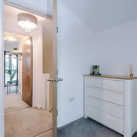 Big Mcr 5-bedroom Contractor House Sleeps 8 With Parking By Purestay