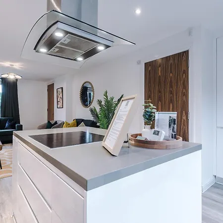 Big Mcr 5-bedroom Contractor House Sleeps 8 With Parking By Purestay *