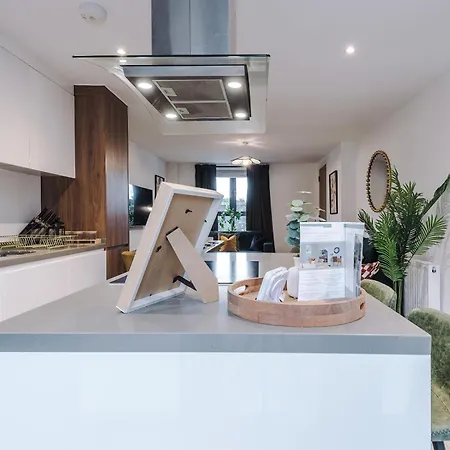 Big Mcr 5-bedroom Contractor House Sleeps 8 With Parking By Purestay Casa de Férias *