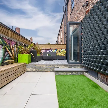 بيت للعطل West Didsbury Retreat L Cinema L Sleeps 8 مانشستر