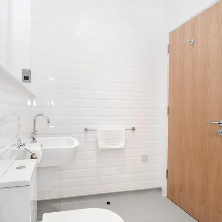Fantastic 2bed Near Etihad