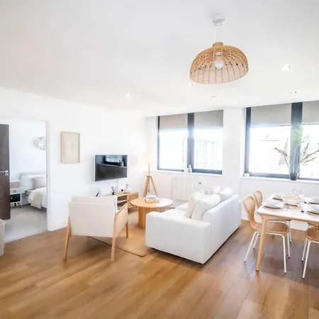 Zeni Alexandra Rise Two Bed Flat *