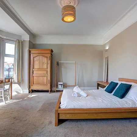 Large Victorian House In Trafford Park - Pass The Keys