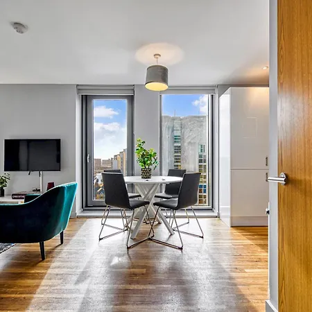 Beautiful Luxury By Media & Man Utd - Pass The Keys Μάντσεστερ