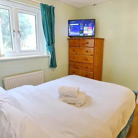 Home Base For Manchester 4 Bed-Garden-Free Parking - Pass The Keys Vakantiehuis