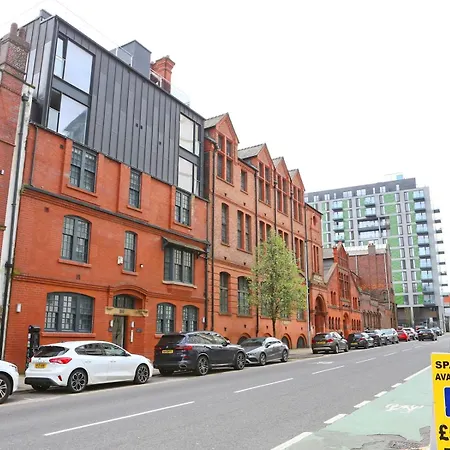 New Build Duplex Minutes From Centre - Pass The Keys *